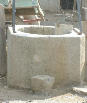 Câine fără stăpân, salvat de pompieri dintr-o fântână